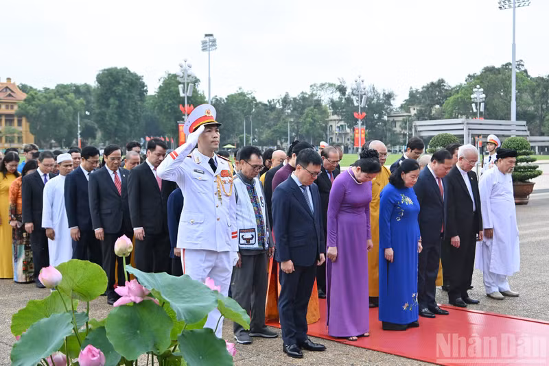 The delegation of the Viet Nam Fatherland Front Central Committee respectfully commemorates President Ho Chi Minh.