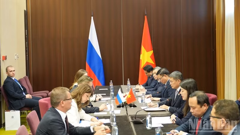 Prime Minister Le Minh Hung meets with Rosatom Director General Alexey Likhachev on June 17 (Photo: NDO)