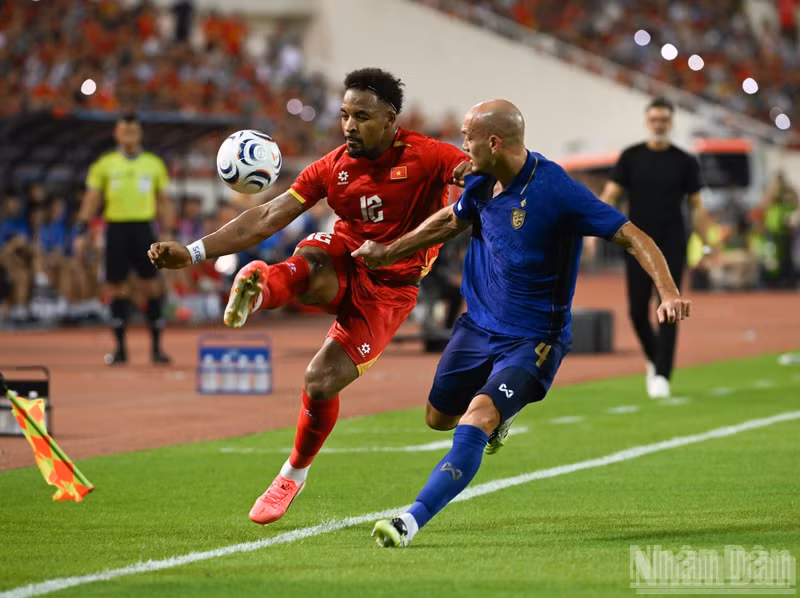 Viet Nam striker Xuan Son is closely marked by the Thai defence.