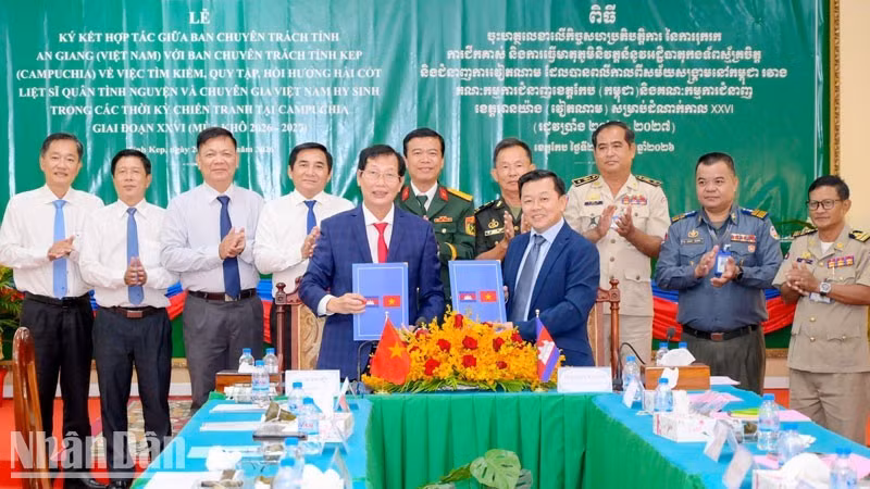 Representatives of the An Giang and Kep provincial specialised committees sign a cooperation agreement for the 2026-2027 dry season. (Photo: Phuong Vu)