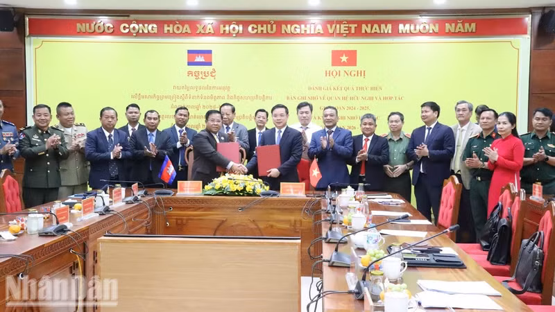 Leaders of Dak Lak and Mondulkiri provinces sign a cooperation agreement for the 2026-2030 period. (Photo: Nguyen Cong Ly)