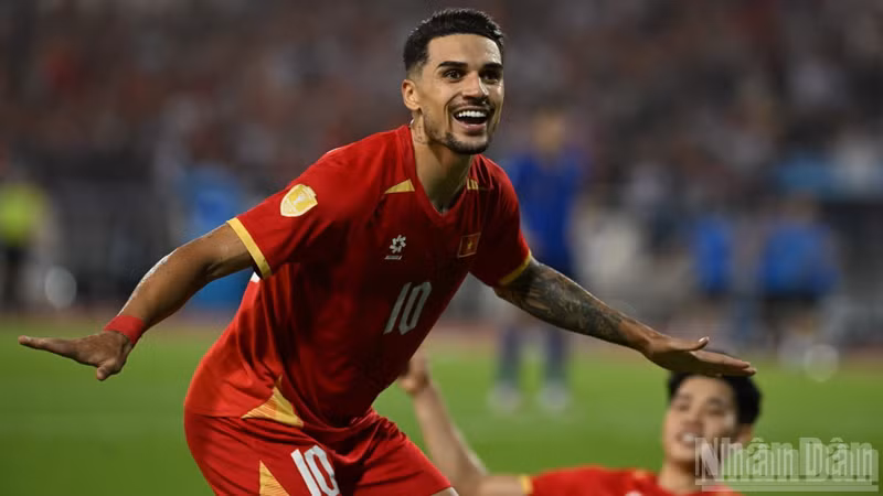 In the 52nd minute, Hoang Hen’s effort, following a cross from Tuan Tai on the left, hits the post before deflecting off the Thai goalkeeper and into the net, bringing Viet Nam level at 1-1.