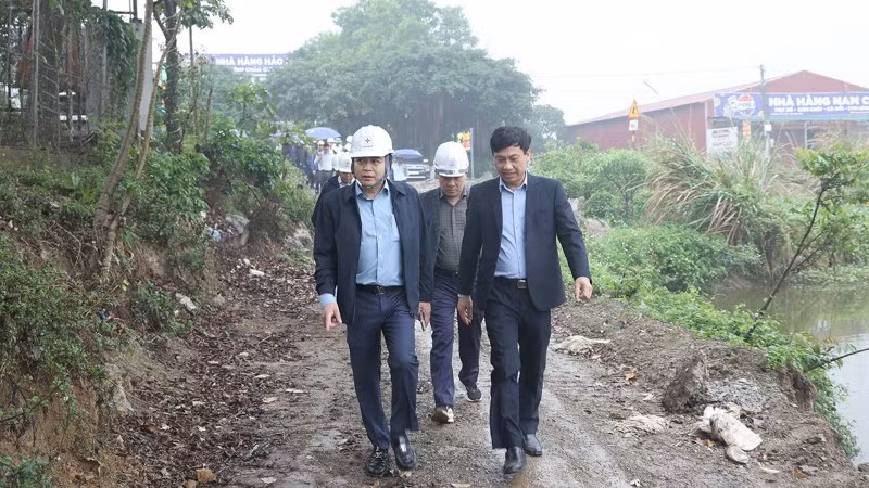Immediately after the Lunar New Year (Tet) of the Horse 2026, EVNNPT General Director Truong Huu Thanh visited the site to expedite the 500/220kV Nho Quan–Phu Ly–Thuong Tin transmission line project on February 24, 2026.