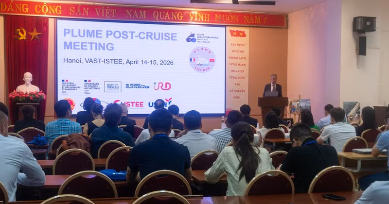 A meeting presenting the initial findings following the Plume campaign held at the Viet Nam Academy of Science and Technology on April 14–15 . (Photo: IRD)