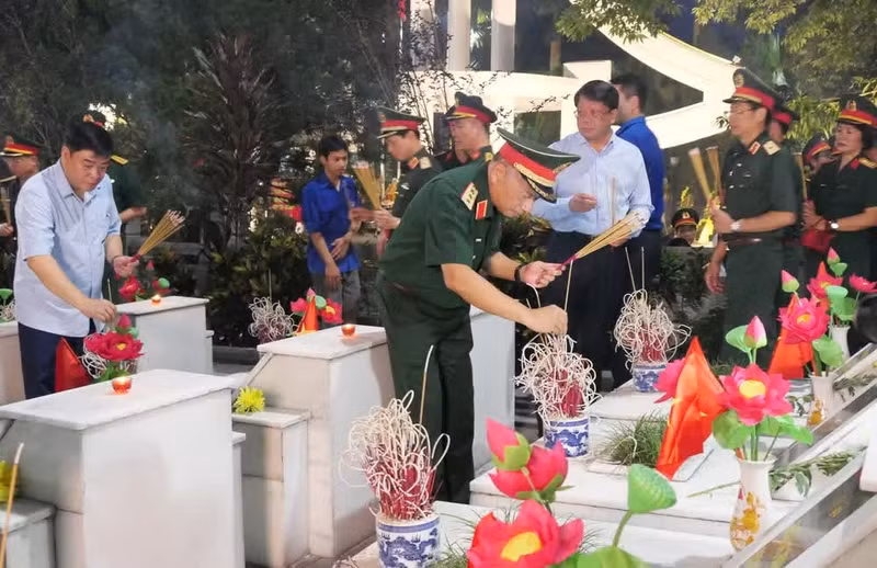 Leaders of the General Department of Politics and Tuyen Quang Province offer incense at the graves of fallen soldiers at Vi Xuyen National Martyrs’ Cemetery.