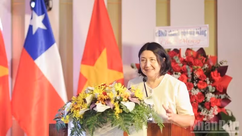 Chilean Ambassador to Viet Nam Nasly Bernal Prado delivers remarks at the anniversary celebration.