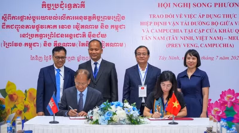 Representatives of the Department for Roads of Viet Nam and Cambodia's Ministry of Public Works and Transport reach a common interpretation of Clause 2, Article 3 of the protocol amending the protocol for the implementation of the agreement, which serves as the legal basis for applying the agreement to all international border crossings between the two countries, including Tan Nam–Meun Chey. (Photo: VNA)