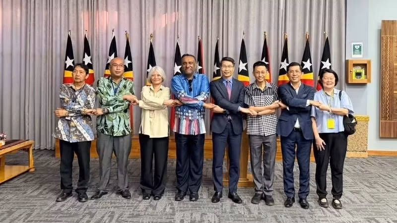 Viet Nam’s Charge d’Affaires in Timor Leste, Pham Binh Dam (fourth from the right), and the Ambassadors and Charge d’Affaires of seven ASEAN countries pose for a photo.