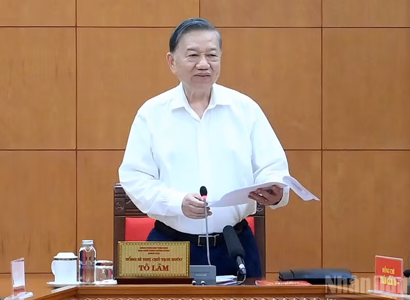 Party General Secretary and President To Lam speaks at the working session with the Party Central Committee's Commission for Publicity and relevant agencies on public sentiment and the need to harness the combined strength of communications agencies in Ha Noi on October 1. (Photo: NDO)