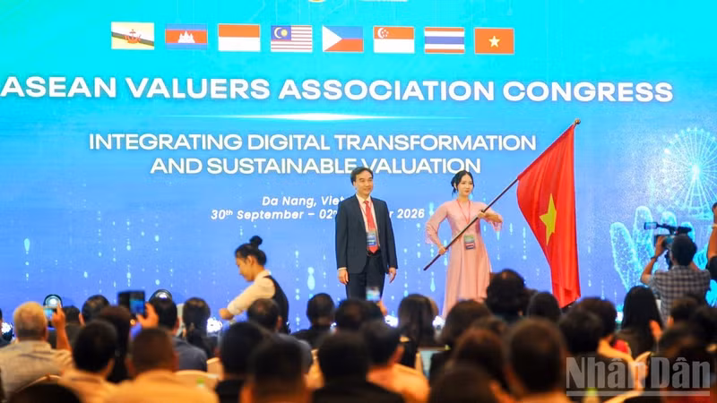 The Vietnamese delegation at the opening ceremony of the 28th annual conference of the ASEAN Valuers Association (AVA28). (Photo: CONG VINH)