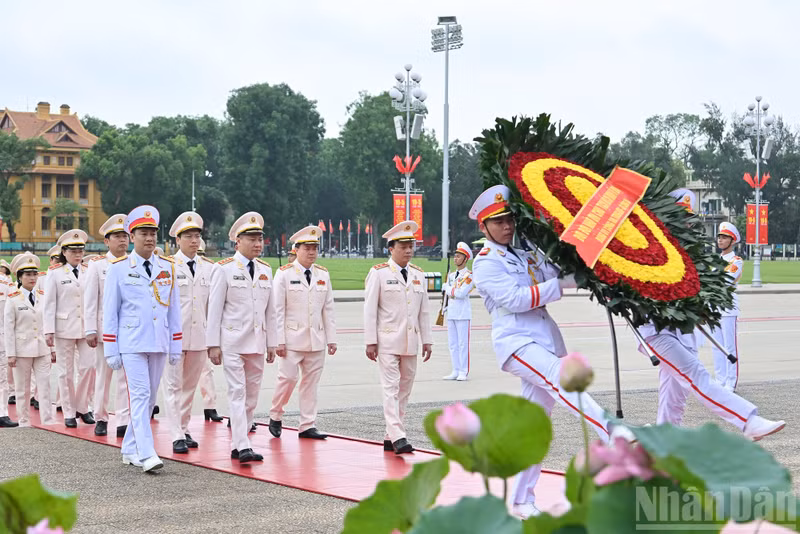 The delegation of the Public Security Party Committee–Ministry of Public Security pays tribute to President Ho Chi Minh at the Mausoleum.