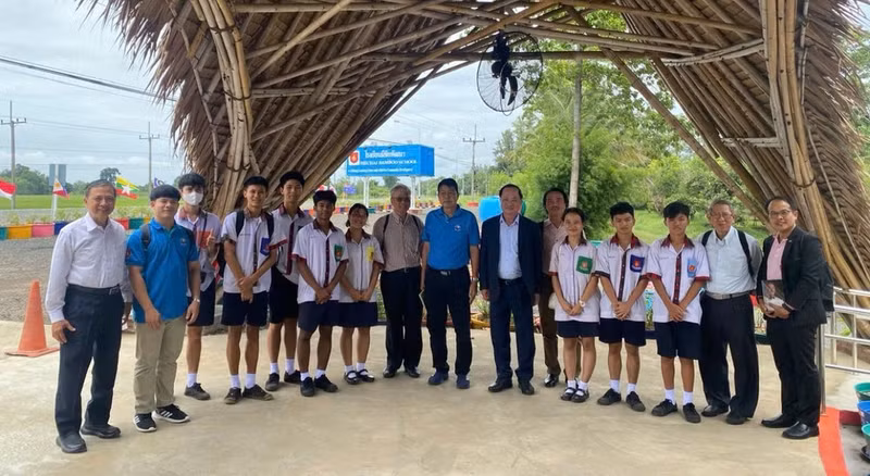 Delegation of the Viet Nam-Thailand Friendship Association visits Bamboo School in Thailand. (Photo: Viet Nam-Thailand Friendship Association)