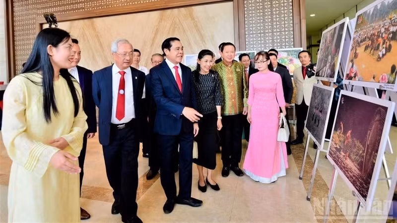 Leaders of the Viet Nam-Thailand Friendship Association and the Thailand-Viet Nam Friendship Association, together with leaders of Nghe An Province, visit a photo exhibition at a ceremony marking the 50th anniversary of the establishment of Viet Nam-Thailand diplomatic relations, held in Nghe An on August 10. (Photo: Quoc Khanh/NDO)
