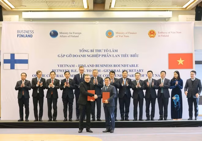 Party General Secretary To Lam witnesses the handover of the Memorandum of Understanding (MoU) between Viet Nam’s Viettel Military Industry and Telecoms Group and Finland’s ICEYE. (Photo: VNA)