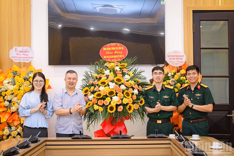 Dinh Song Linh receives Lieutenant Colonel Tran Quoc Thai, Deputy Head of the Information and Education Division of the Signal Corps under the Ministry of National Defence, and his delegation.