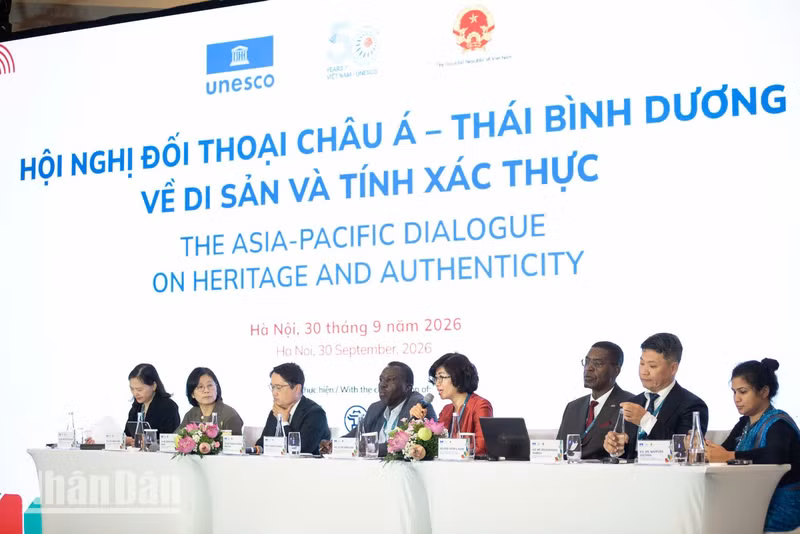 Ambassadors and Permanent Representatives of UNESCO member states share their views on approaches to heritage conservation. (Photo: MINH DUY)