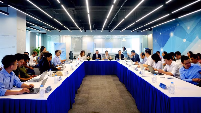 Strengthening links between research institutes, universities and businesses is expected to bridge scientific research and practical needs, creating favourable conditions for the development, testing and application of new technological solutions. (Photo: NIC)