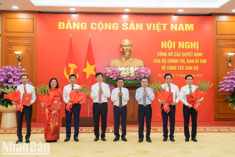 Politburo member and Permanent member of the Communist Party of Viet Nam Central Committee's Secretariat Tran Cam Tu and other officials present the Politburo's and Party Central Committee Secretariat's decisions on personnel work at the conference. (Photo: NDO)