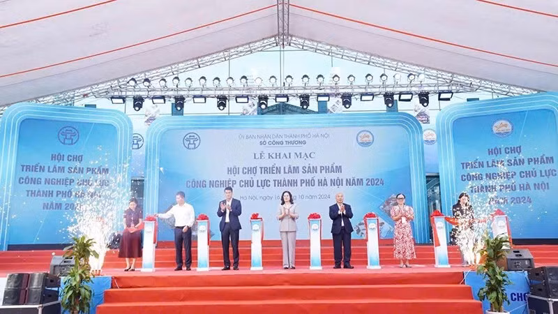 The ribbon-cutting ceremony to open the fair