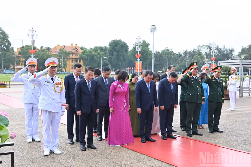 The delegation of the Ha Noi Party Committee, People’s Council, People’s Committee and Viet Nam Fatherland Front Committee of Ha Noi respectfully commemorates President Ho Chi Minh.