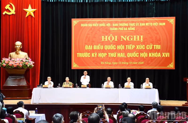 Politburo Member Tran Cam Tu and National Assembly deputies representing Da Nang attend a meeting with voters ahead of the second session of the 16th National Assembly.