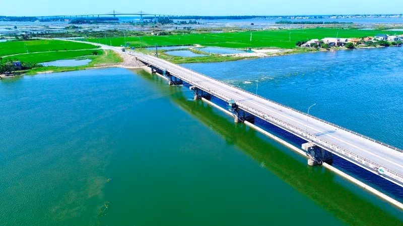 Thao Long Dam prevents saltwater intrusion and keeps fresh water for the downstream of the Huong River.