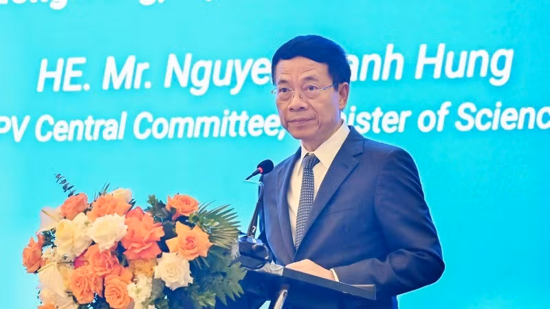 Minister of Science and Technology Nguyen Manh Hung speaks at the forum. (Photo: THE DAI)