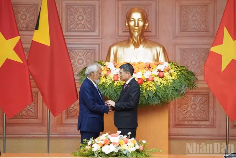Vietnamese PM Le Minh Hung (right) and Timor-Leste PM Rala Xanana Gusmao at the talks in Ha Noi on June 9 (Photo: TRAN HAI)