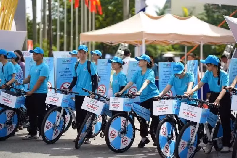 A mobile awareness campaign promotes messages of a smoke-free tourism environment. (Photo: Mai Trang/VNA)