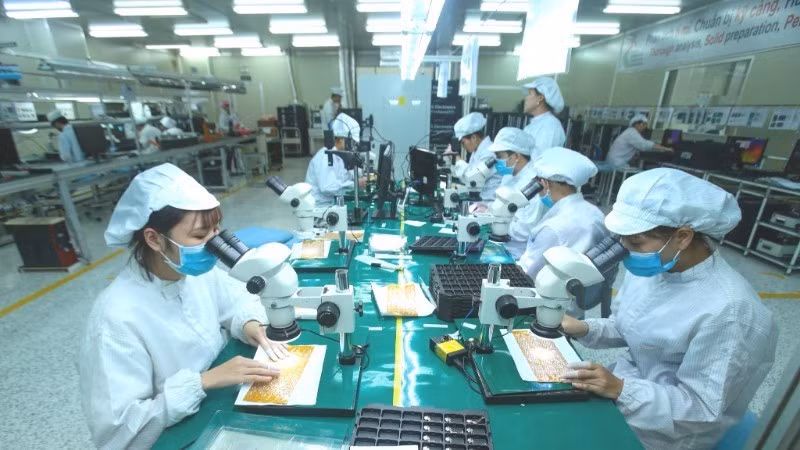 An electronic circuit board production line at the factory of 4P Co., Ltd. in Hung Yen Province. (Photo: Dang Anh)