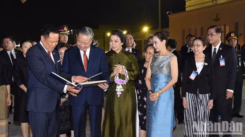 General Secretary and State President To Lam and his spouse receive a photo album featuring activities during their official visit to Thailand from Prime Minister Anutin Charnvirakul and his spouse. (Photo: XUAN SON)