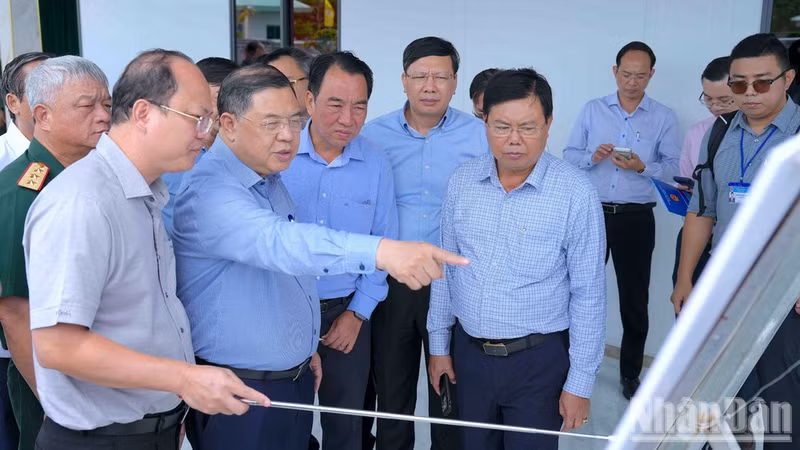 Deputy Prime Minister Pham Gia Tuc surveys the alignment plan for the expressway connecting to Nam Can Economic Zone in Ca Mau Province. (Photo: HUU TUNG)