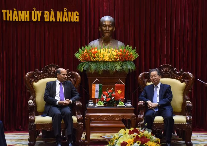 Nguyen Van Quang, Secretary of Da Nang Municipal Party Committee, hosts a reception for Sandeep Arya, Ambassador of India to Viet Nam. (Photo: ANH DAO)