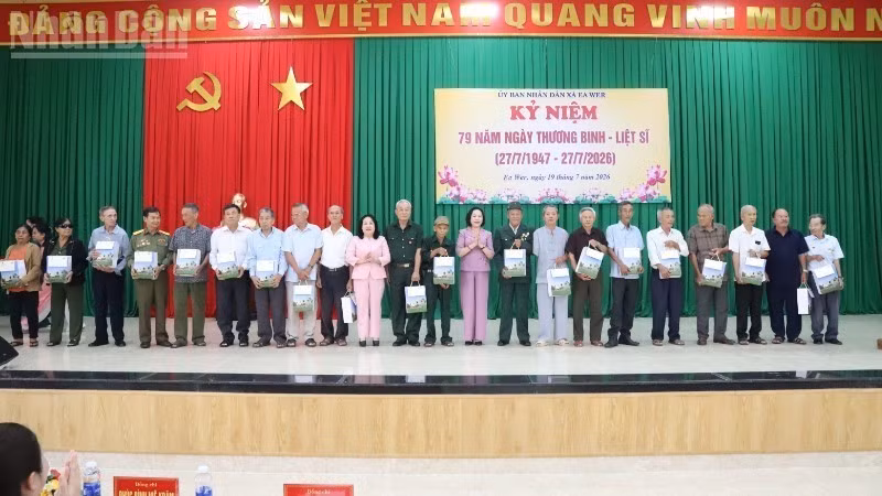 Gifts presented to policy beneficiaries and revolutionary contributors at the event 