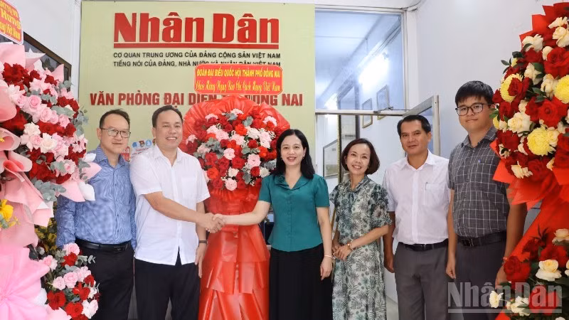 The Dong Nai National Assembly Deputies’ Delegation congratulates Nhan Dan Newspaper’s representative office in Dong Nai.