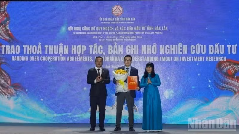 Dak Lak authorities present an investment research memorandum to a representative of Central Retail Viet Nam. (Photo: NDO)