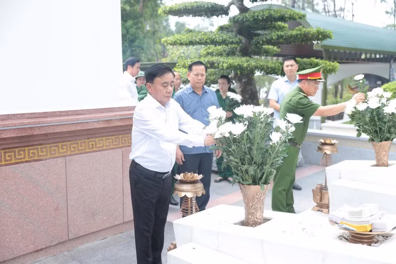Politburo member Tran Cam Tu and other delegates offer flowers and incense at the graves of the 10 young female volunteer martyrs who sacrificed their lives at Dong Loc Junction.