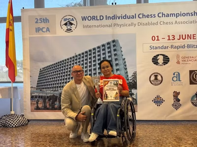 The outstanding performer Tran Bich Thuy (right) brings home three out of the four gold medals (Photo: hanoimoi.vn)
