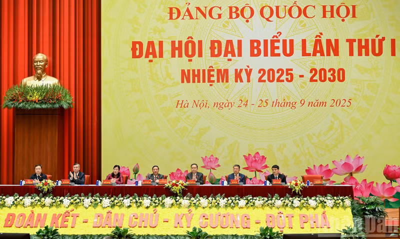 Secretary of the National Assembly Party Committee and National Assembly Chairman Tran Thanh Man, together with members of the Presidium, preside over the Congress.