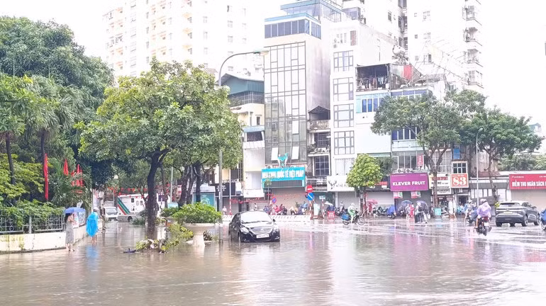 Tran Dang Ninh Street under water. (Photo: Van Thinh)