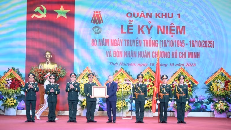 Party General Secretary To Lam presents the Ho Chi Minh Order to Military Region 1 (Photo: Dang Khoa)