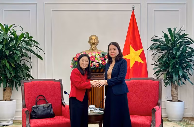 Deputy Minister of Foreign Affairs Nguyen Minh Hang (R) receives US Ambassador to Viet Nam Jennifer Wicks. (Photo: Ministry of Foreign Affairs)