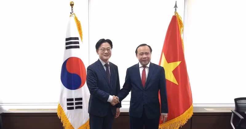 Vietnamese Minister of Science and Technology Vu Hai Quan (right) and RoK Minister of Trade, Industry and Resources Kim Jung Kwan at their meeting on September 30 (Photo: vnexpress.net)