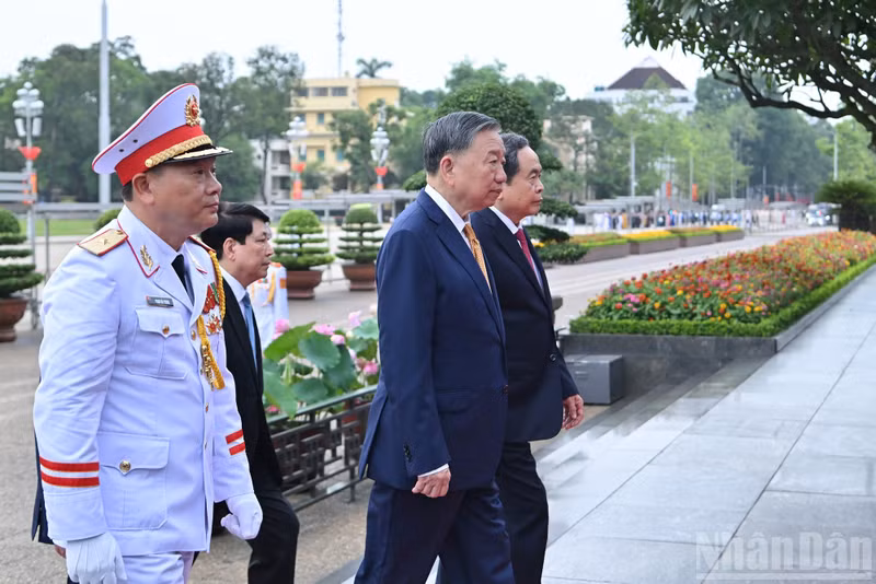 General Secretary and President To Lam, and National Assembly Chairman Tran Thanh Man pay tribute to President Ho Chi Minh at the Mausoleum.