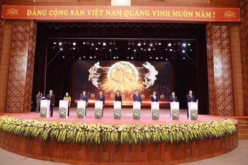 Delegates press the button to officially launch the Doan Hung Industrial Park – AMATA City Phu Tho project at the conference. (Photo: NDO)