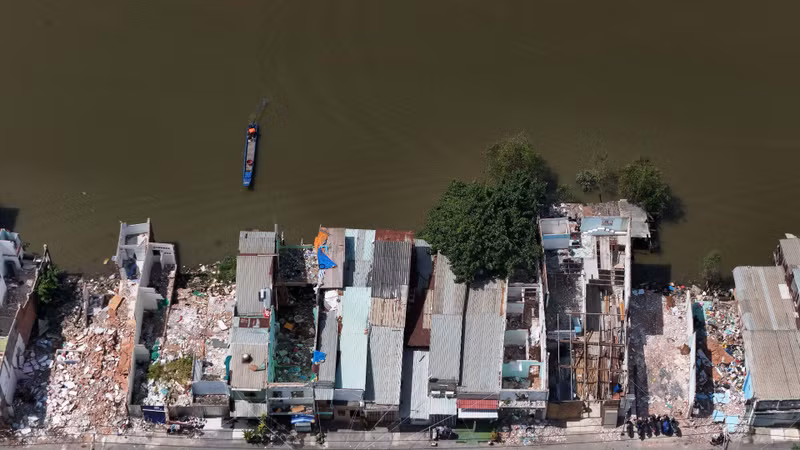 People are urgently dismantling their homes and handing over land to make way for an urban renovation project.