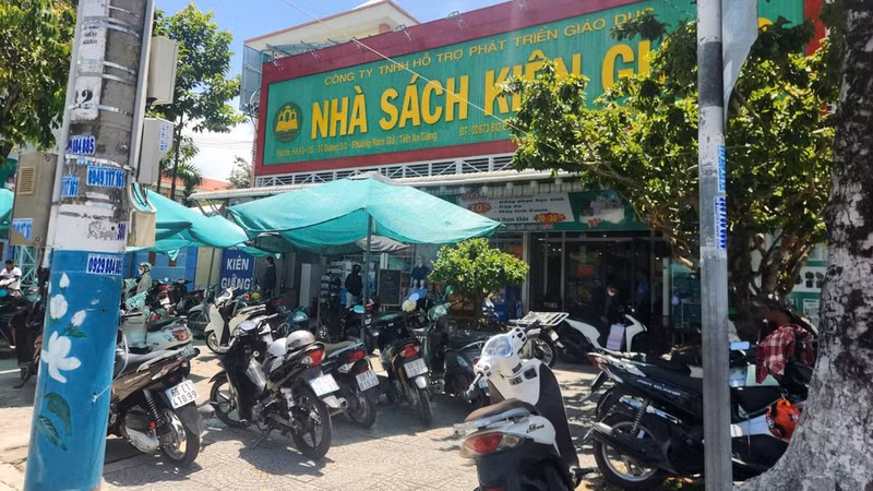 Despite the late hour, bookshops in Rach Gia Ward, An Giang Province, remain crowded with parents looking for textbooks for their children in preparation for the new school year. (Photo: Quoc Trinh)