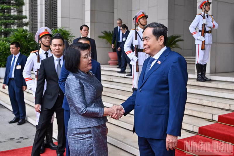National Assembly Chairman Tran Thanh Man sees off Cambodian National Assembly President Samdech Khuon Sudary following the talks.