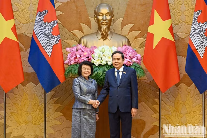 National Assembly Chairman Tran Thanh Man and Cambodian National Assembly President Samdech Khuon Sudary at their meeting in Ha Noi on July 28. (Photo: NDO)