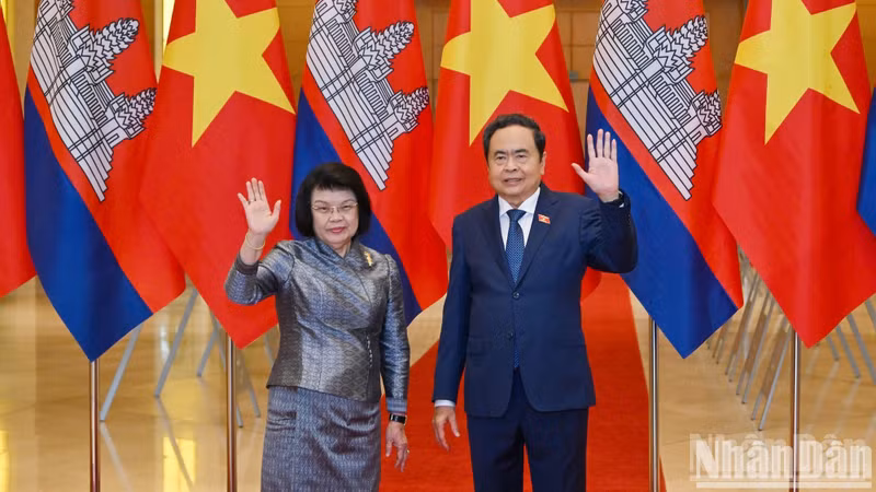 National Assembly Chairman Tran Thanh Man (R) welcomes President of the National Assembly of Cambodia Samdech Khuon Sudary in Ha Noi on July 28. (Photo: nhandan.vn)